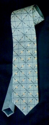 svilena kravata s kvadrati.jpg